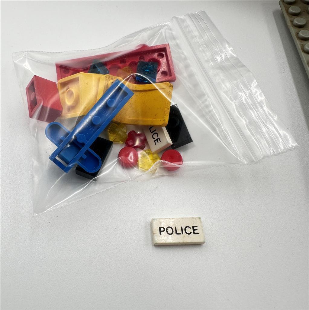 LEGO Town: Police Command Base-Missing pieces-See pictures