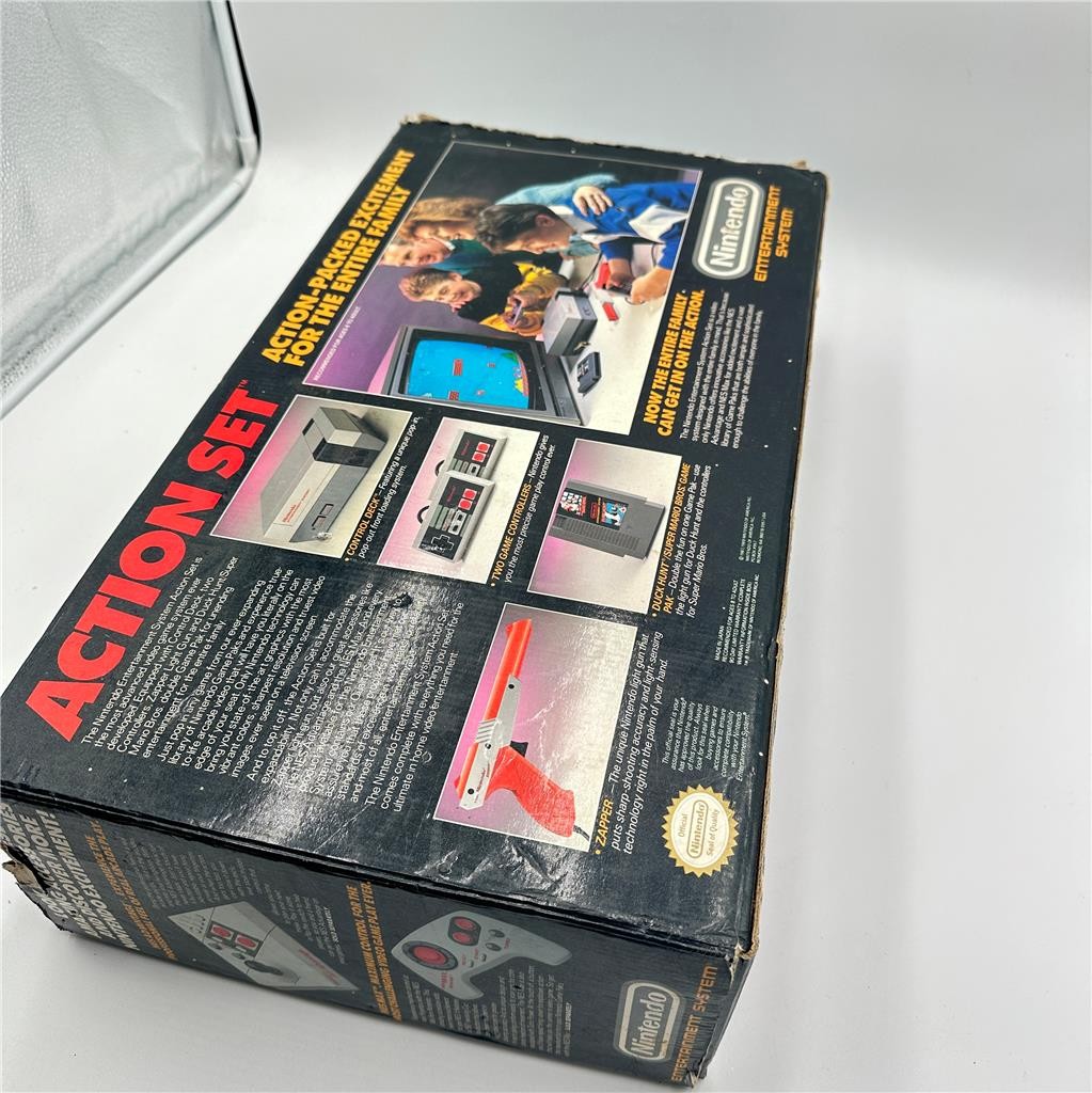 Nintendo NES Action Set  w/ Control Deck, Controllers, Zap Gun & Box Untested