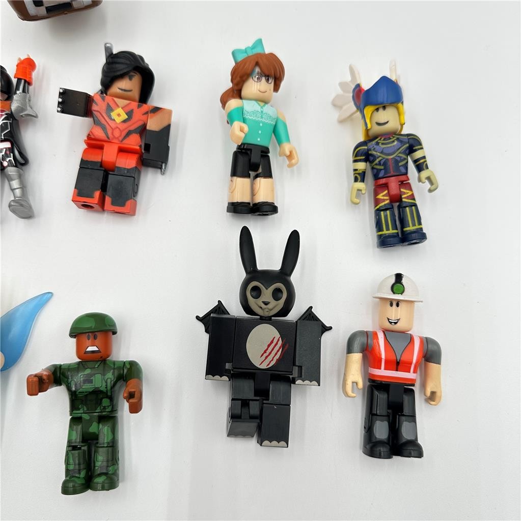 LOT OF 11  ROBLOX ACTION FIGURES + 1 Minecraft Squishy Cow & 1 Playmobil Figure