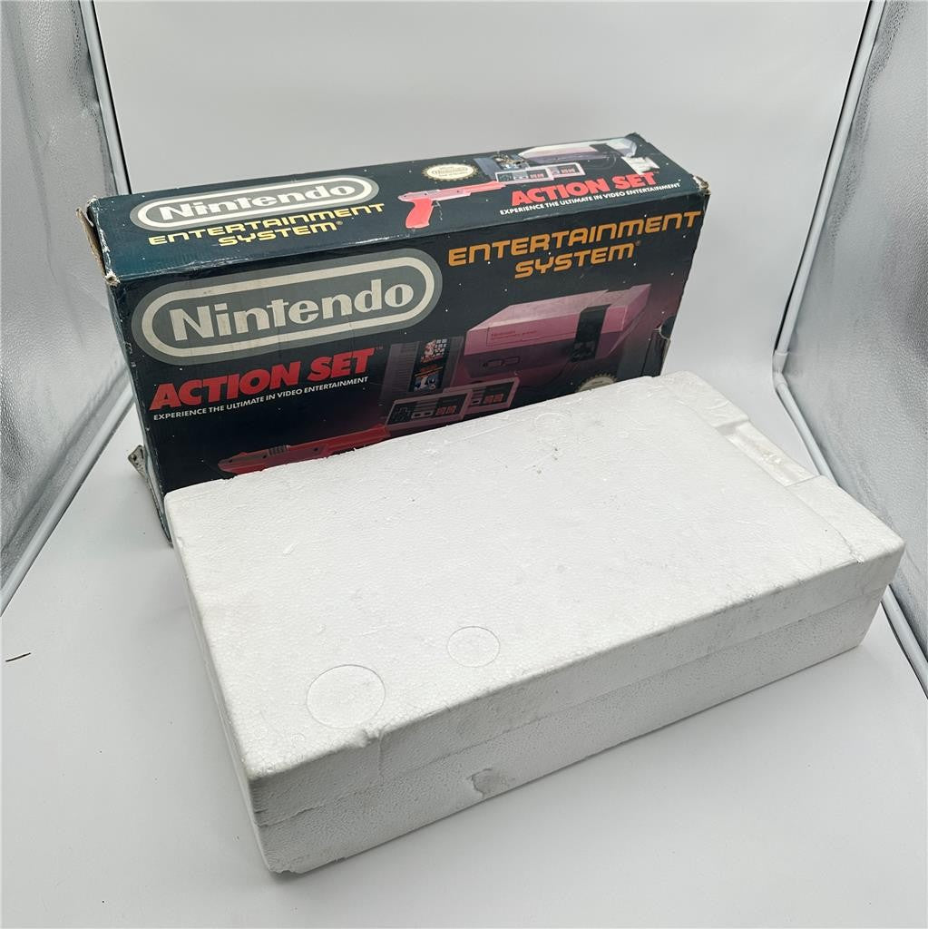 Nintendo NES Action Set  w/ Control Deck, Controllers, Zap Gun & Box Untested