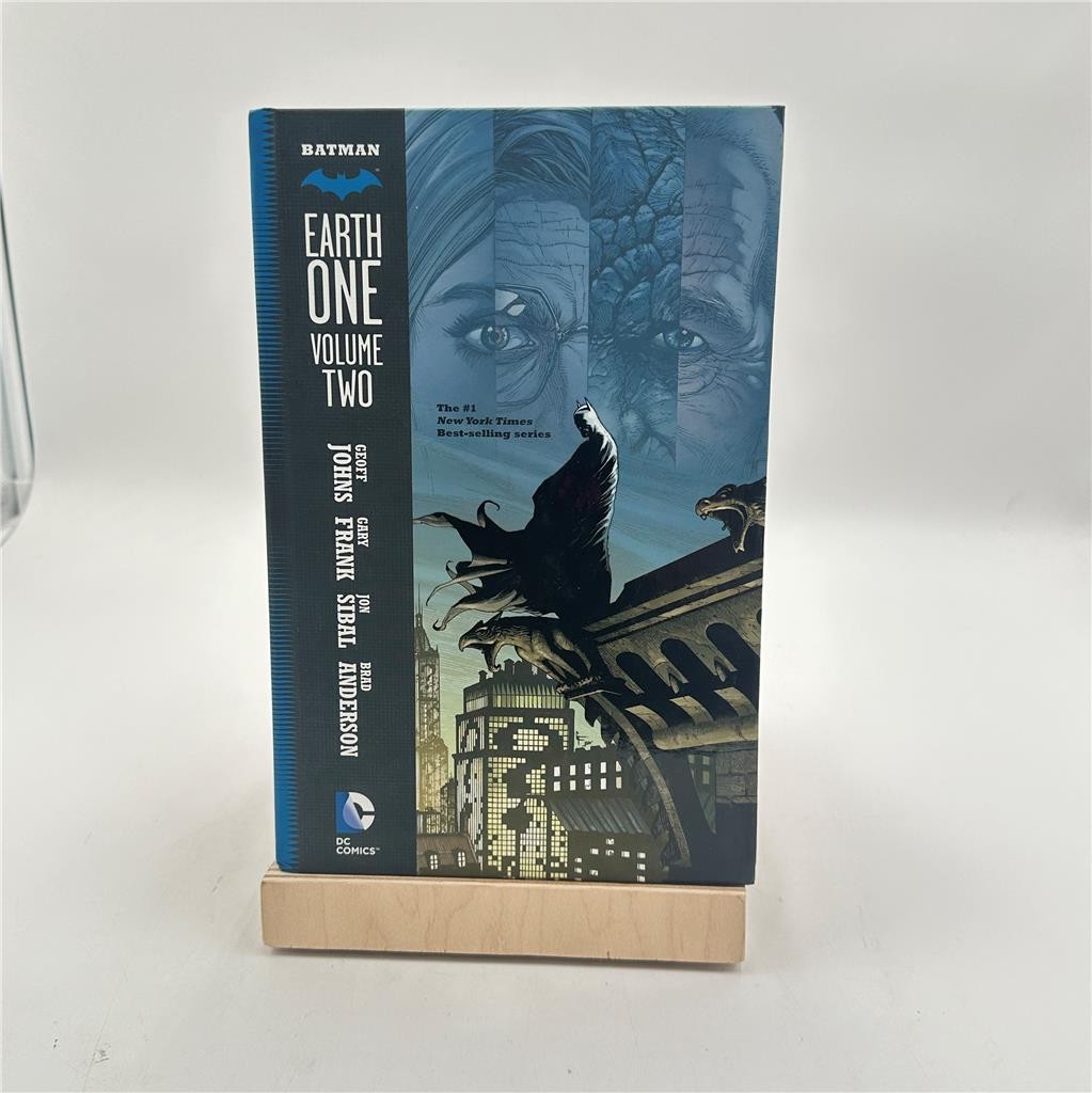 Batman: Earth One Vol. 2 by Geoff Johns (2015, Hardcover)