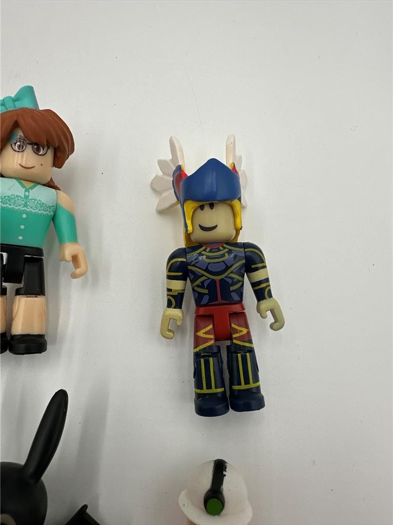 LOT OF 11  ROBLOX ACTION FIGURES + 1 Minecraft Squishy Cow & 1 Playmobil Figure