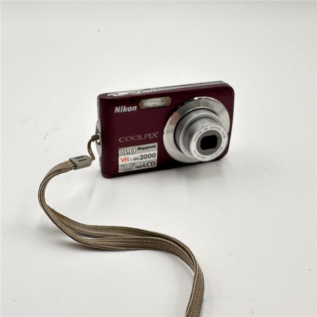 Nikon COOLPIX L18 8.0 Megapixels VR & ISO 2000 2.5 Inch LCD Parts Only