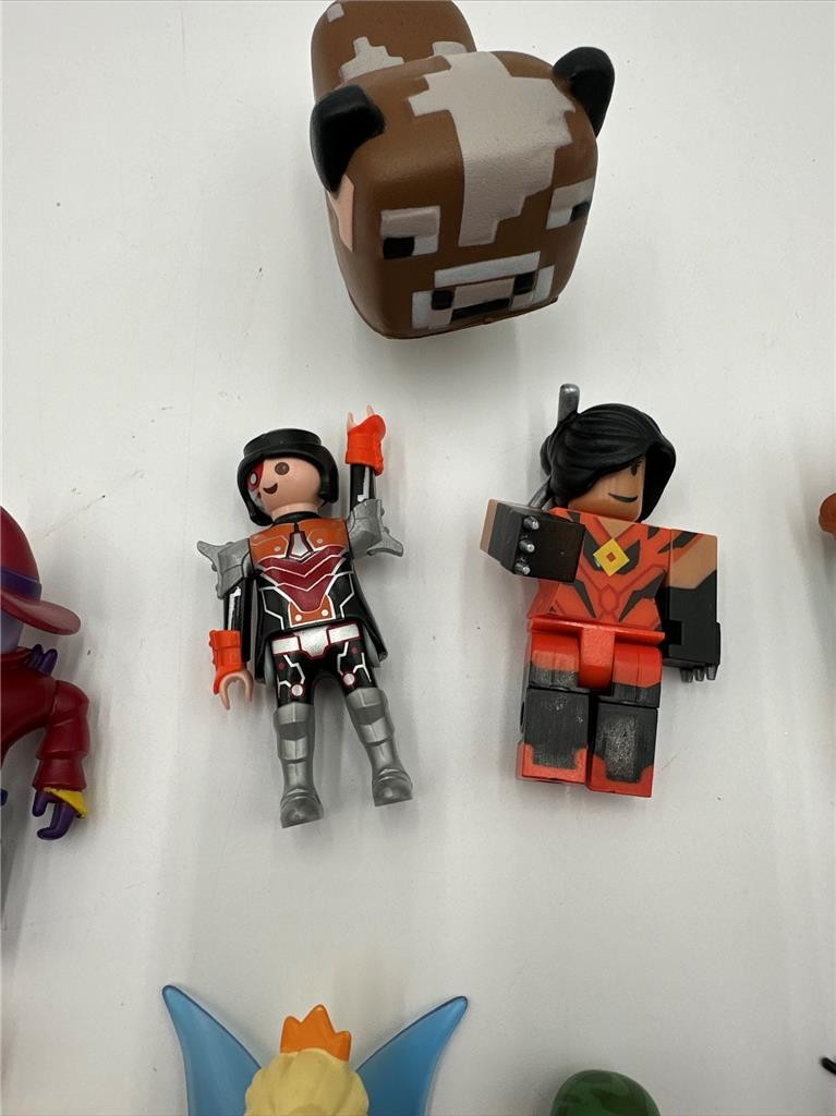 LOT OF 11  ROBLOX ACTION FIGURES + 1 Minecraft Squishy Cow & 1 Playmobil Figure