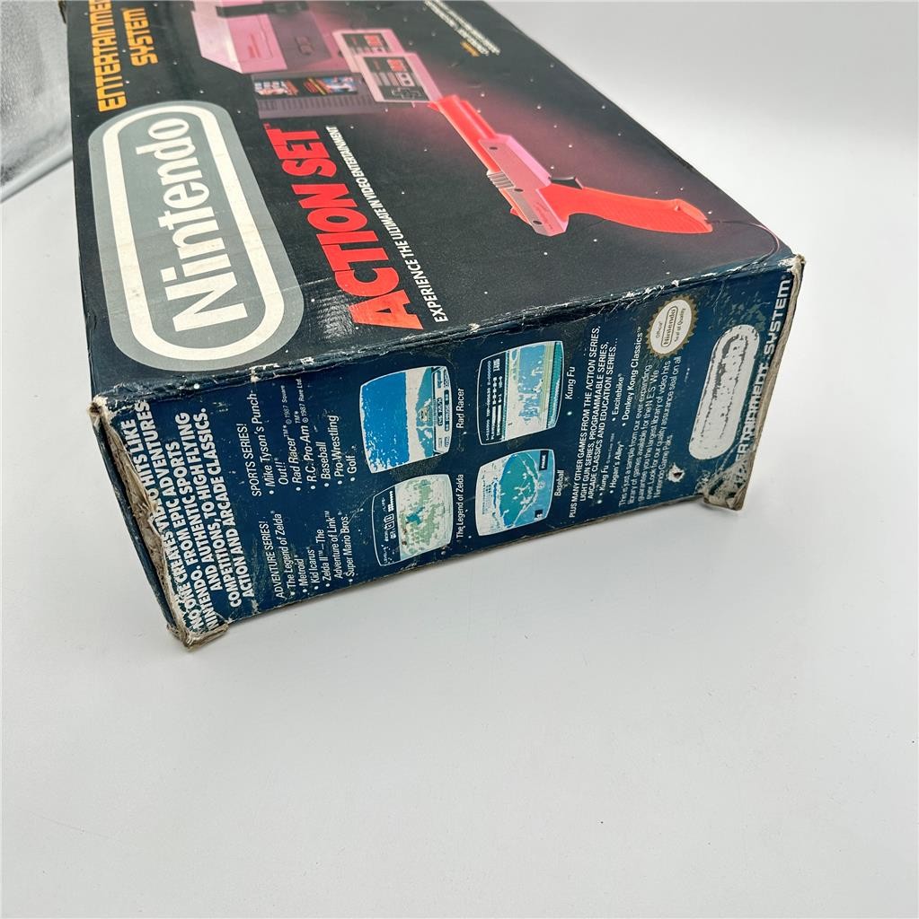Nintendo NES Action Set  w/ Control Deck, Controllers, Zap Gun & Box Untested