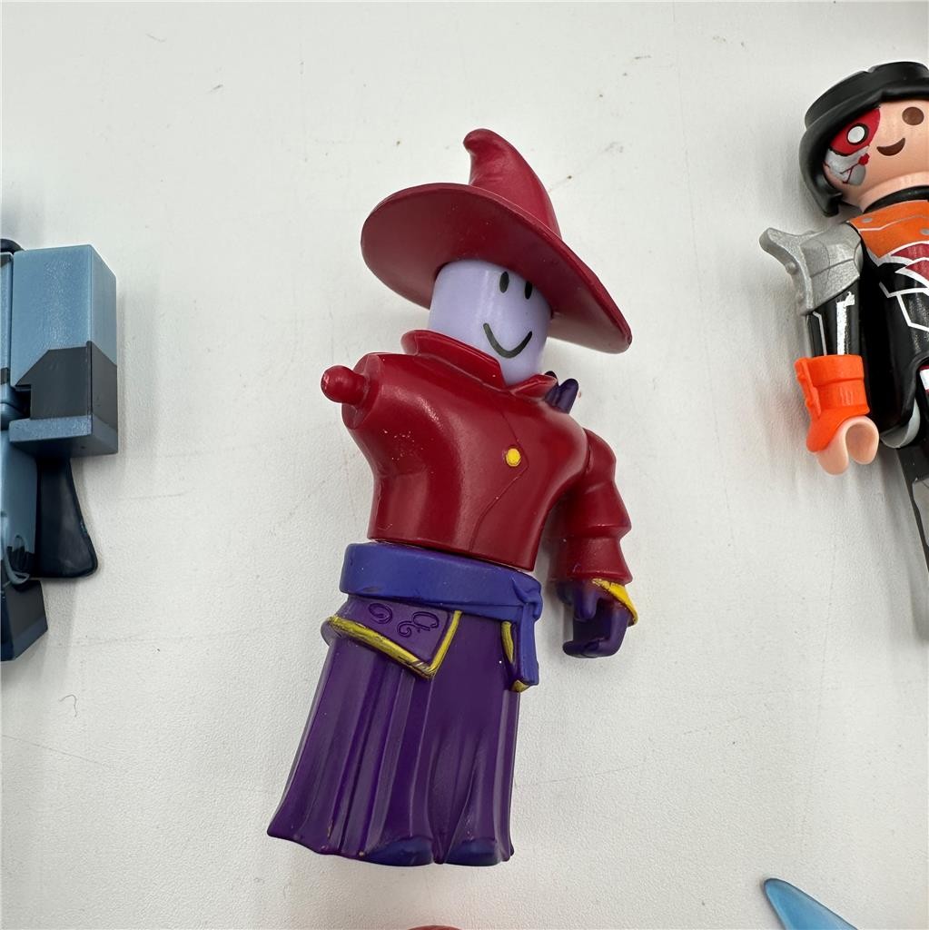 LOT OF 11  ROBLOX ACTION FIGURES + 1 Minecraft Squishy Cow & 1 Playmobil Figure