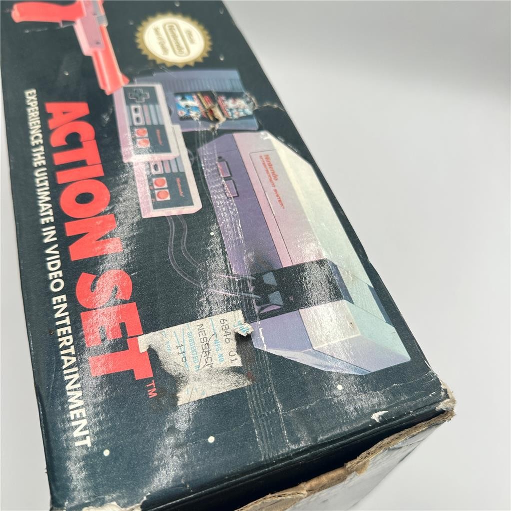Nintendo NES Action Set  w/ Control Deck, Controllers, Zap Gun & Box Untested