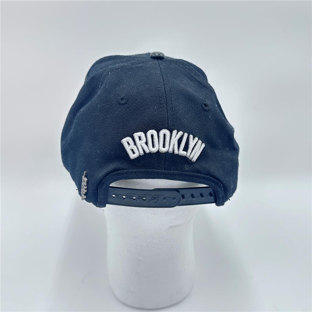 BROOKLYN NETS STACKED LOGO SNAPBACK HAT Pro standard