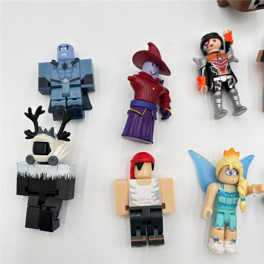 LOT OF 11  ROBLOX ACTION FIGURES + 1 Minecraft Squishy Cow & 1 Playmobil Figure