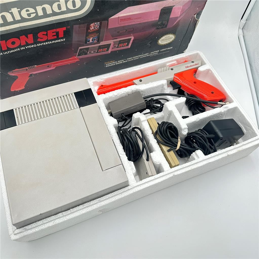 Nintendo NES Action Set  w/ Control Deck, Controllers, Zap Gun & Box Untested