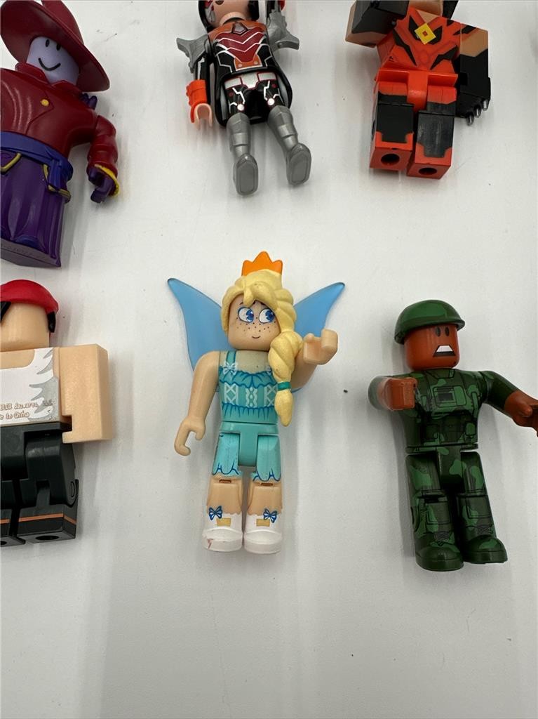 LOT OF 11  ROBLOX ACTION FIGURES + 1 Minecraft Squishy Cow & 1 Playmobil Figure