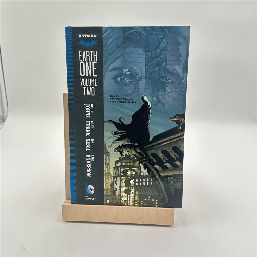 Batman: Earth One Vol. 2 by Geoff Johns (2015, Hardcover)
